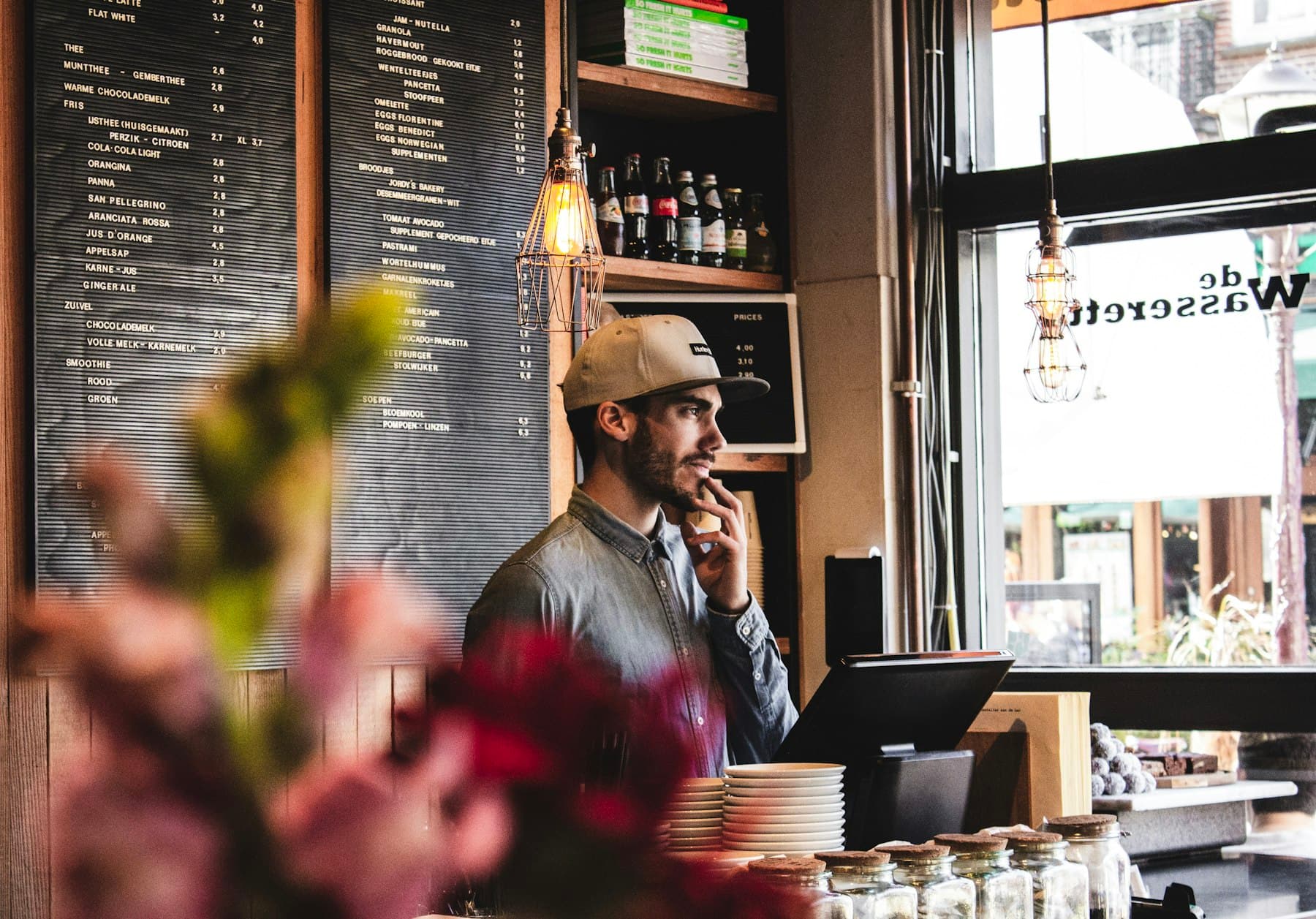 Commerçant dans son café local